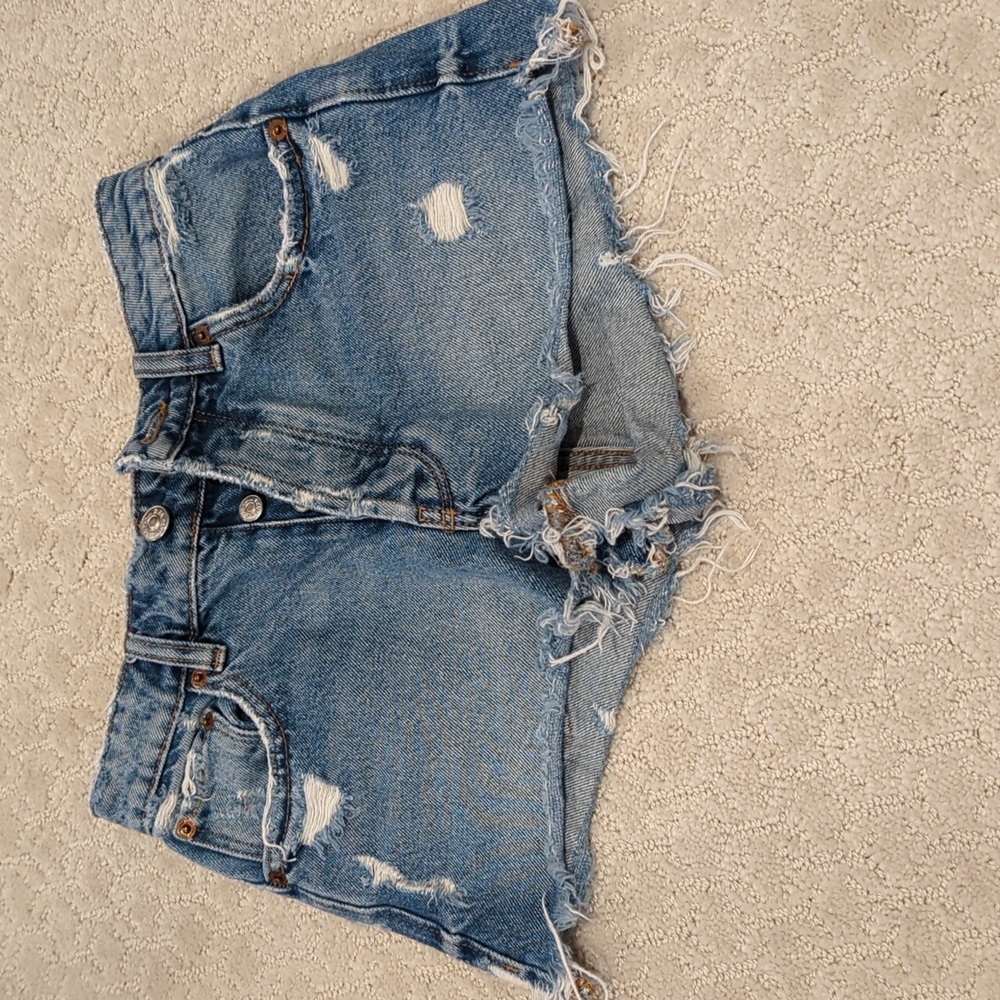 Zara button fly distressed jean shorts size 00